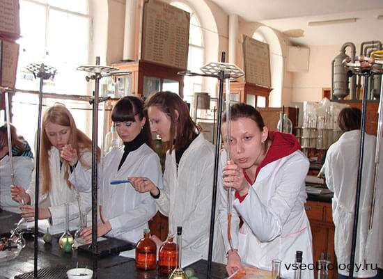 Студенты биология в биотехнологической лаборатории